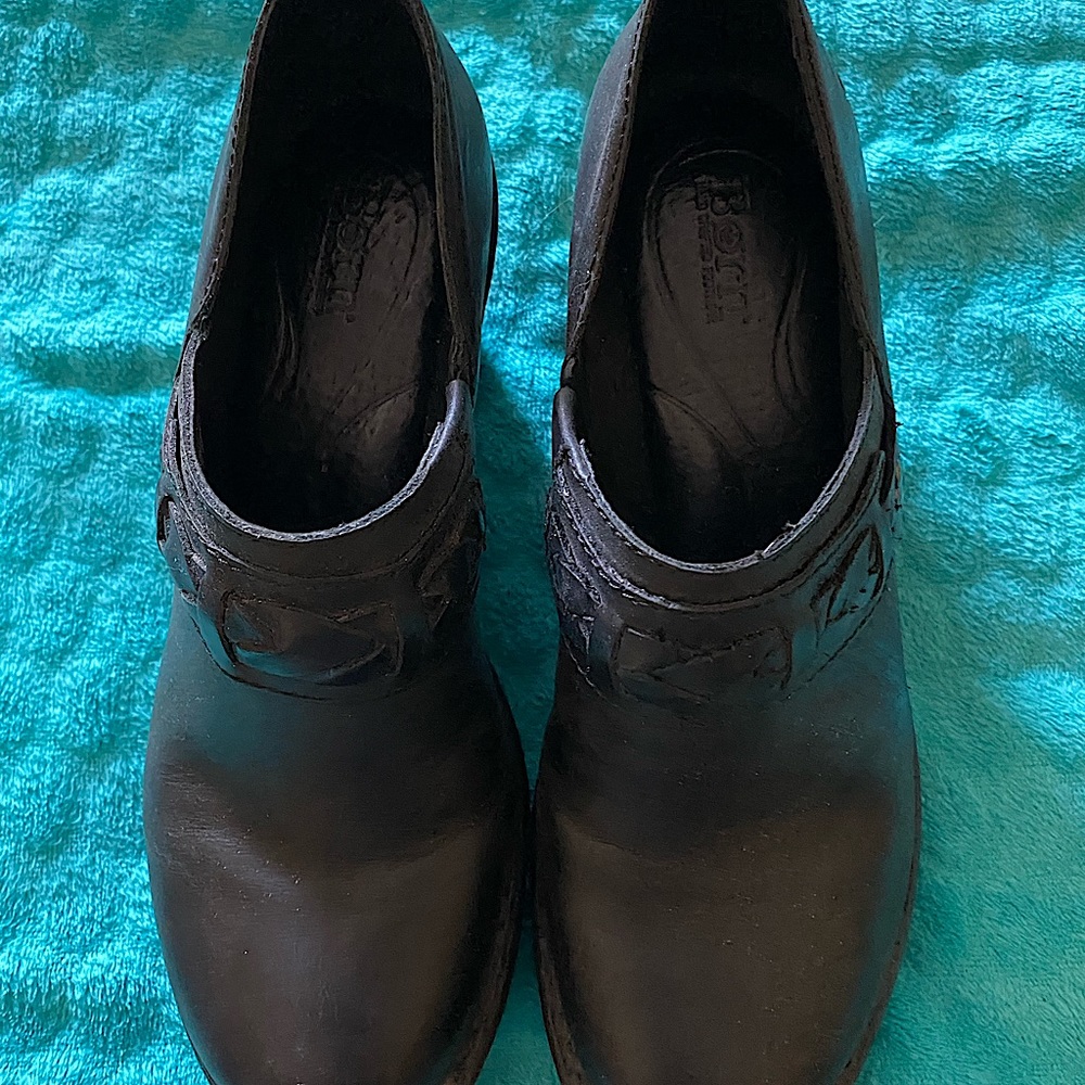 Born brand, black wedge type heel with roped buckle design. Comfort at its best!